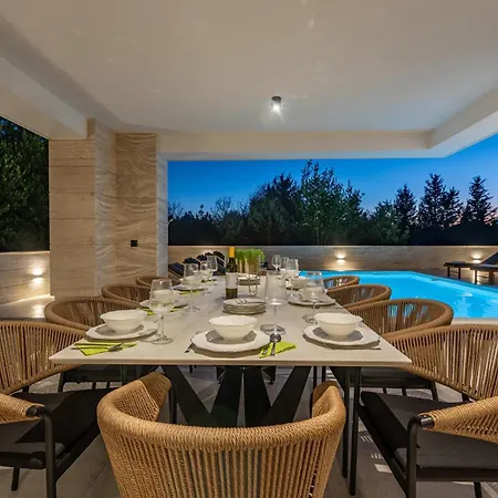 Luxurious In Затон
